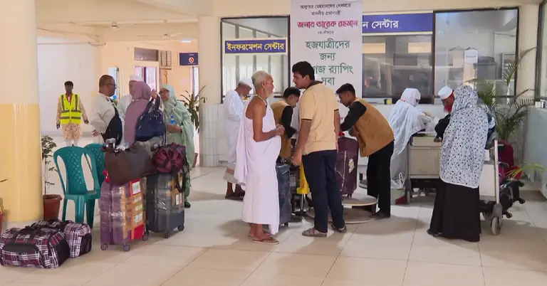 বিমানবন্দরে হজযাত্রীরা